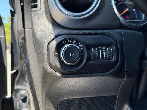 Used 2018 Jeep Wrangler Unlimited Sahara image 31
