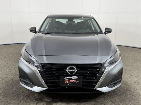 Used 2025 Nissan Altima 2.5 SV FWD image 2