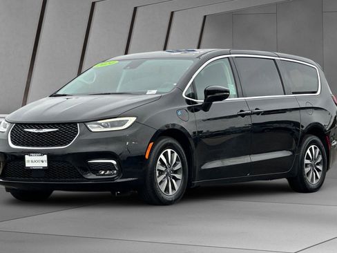 Used 2024 Chrysler Pacifica Select image 8