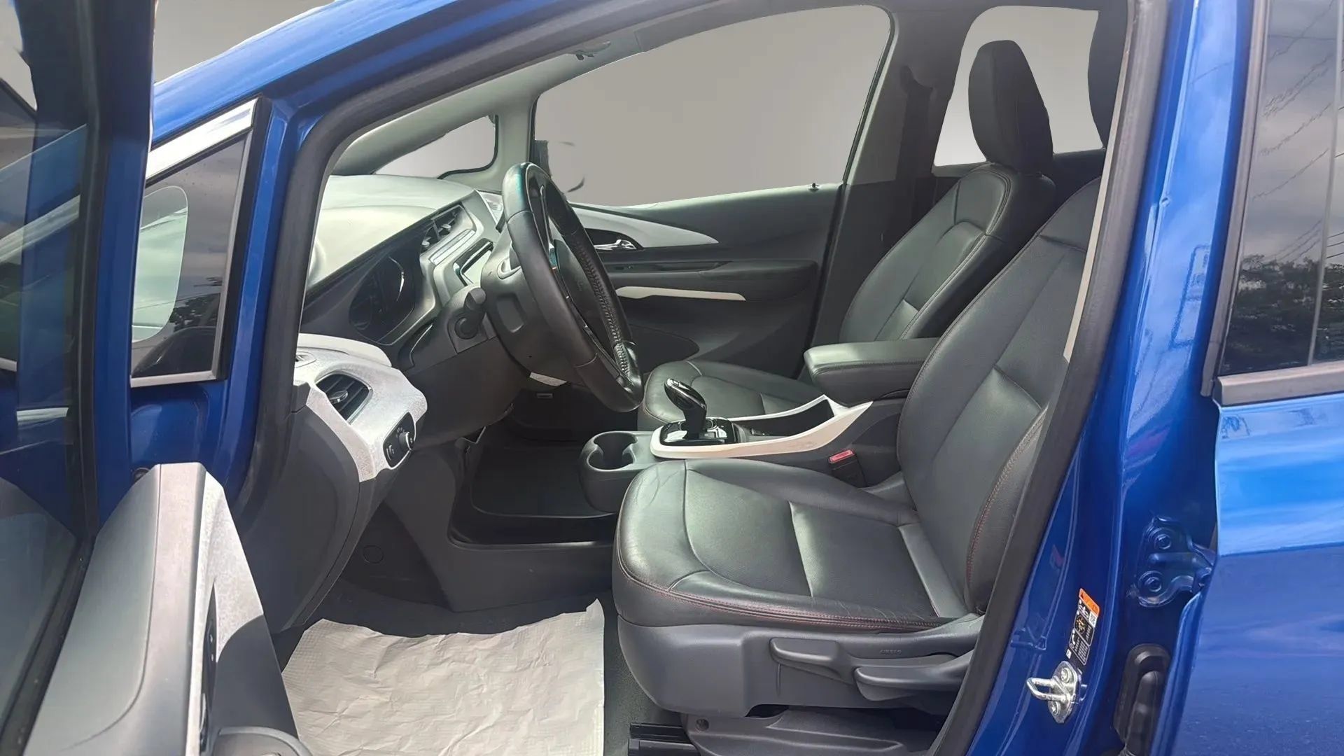 Used 2020 Chevrolet Bolt Premier w/ Infotainment Package FWD image 11