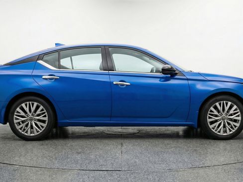 Used 2025 Nissan Altima 2.5 SV image 11