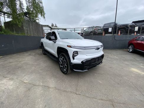 Used 2025 Chevrolet Silverado EV RST AWD/4WD image 8