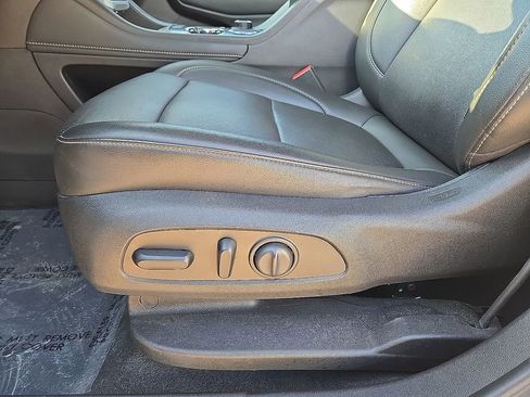 Used 2023 GMC Acadia SLT FWD image 25
