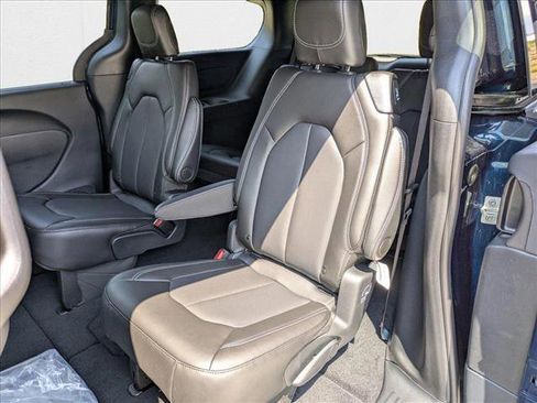 New 2025 Chrysler Pacifica Select image 15