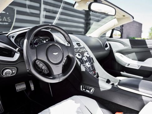 Used 2017 Aston Martin Vanquish S image 2