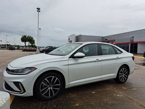 Used 2025 Volkswagen Jetta SE FWD image 1