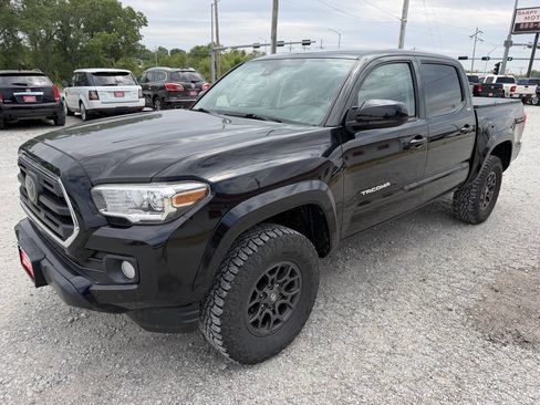 Used 2018 Toyota Tacoma SR5 AWD/4WD image 6