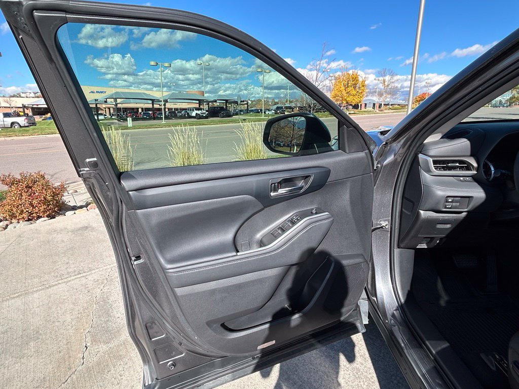 Used 2022 Toyota Highlander XLE FWD image 10