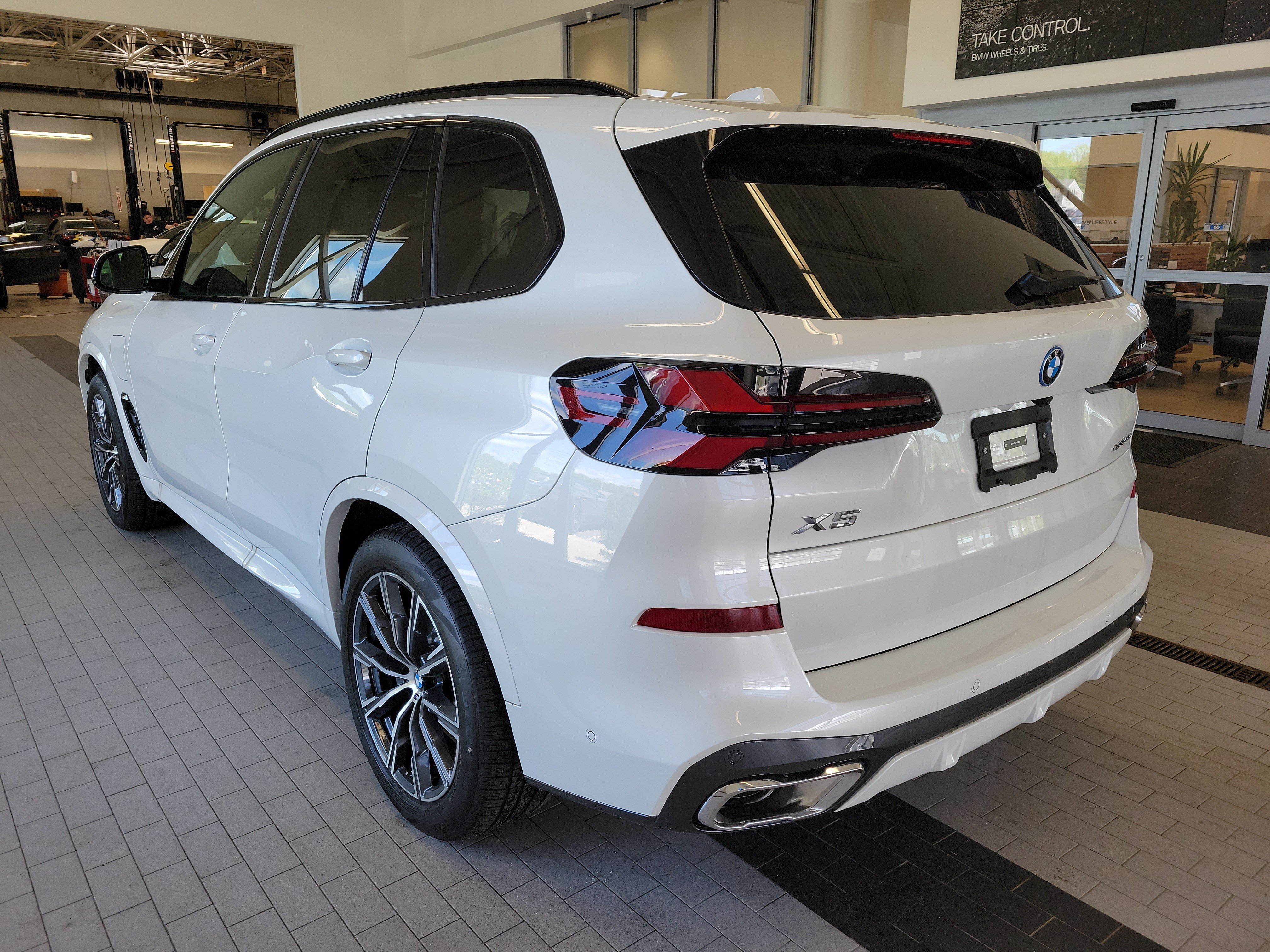 Used 2026 BMW X5 xDrive50e w/ M Sport Package AWD/4WD image 7