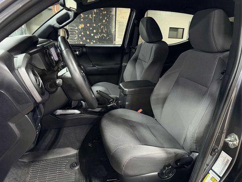 Used 2018 Toyota Tacoma TRD Sport w/ Exterior Package AWD/4WD image 15