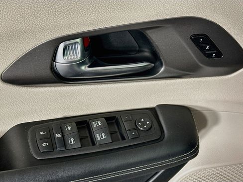 Used 2024 Chrysler Pacifica Touring-L FWD image 15
