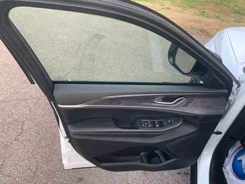 Used 2024 Jeep Grand Cherokee Limited image 12