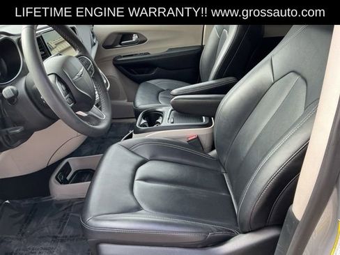Used 2024 Chrysler Pacifica Touring-L FWD image 10