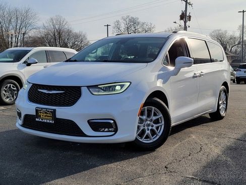 Used 2022 Chrysler Pacifica Touring-L image 3