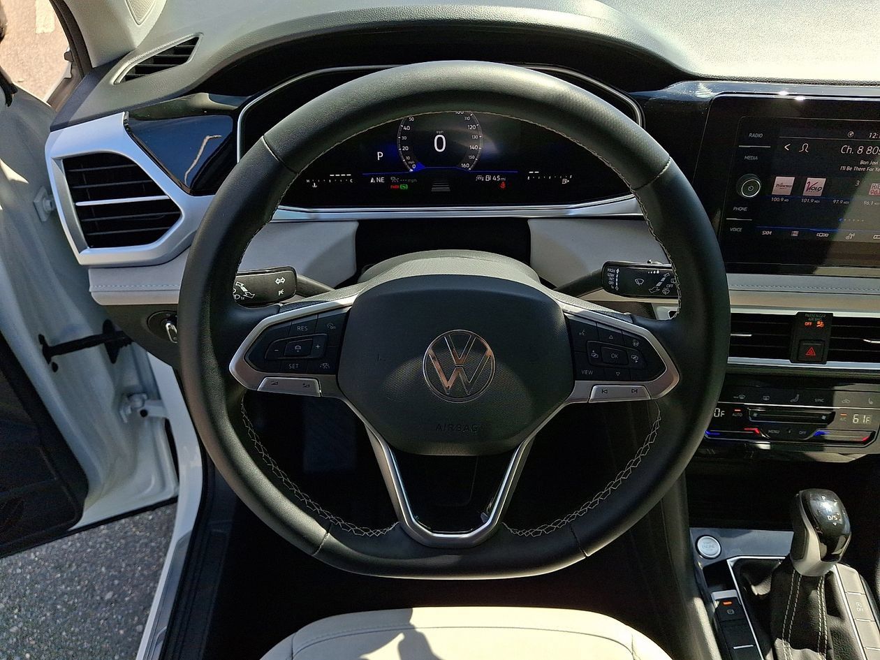 Used 2025 Volkswagen Taos SE FWD image 18