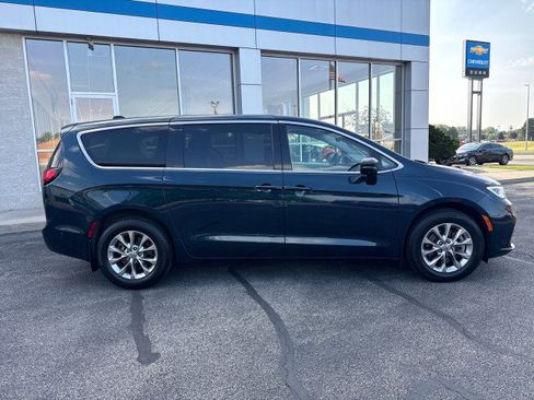 Used 2023 Chrysler Pacifica Touring-L AWD/4WD image 2