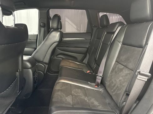 Used 2019 Jeep Grand Cherokee Altitude RWD image 11