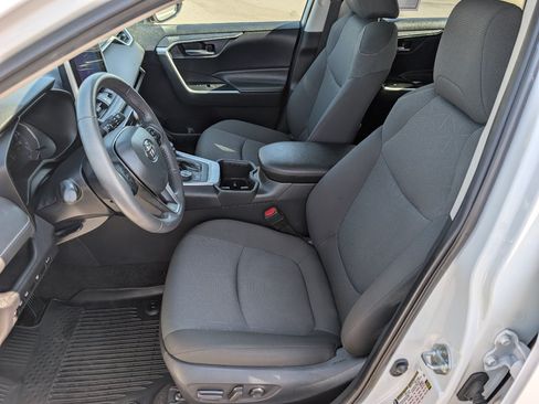 Used 2025 Toyota RAV4 XLE AWD/4WD image 2