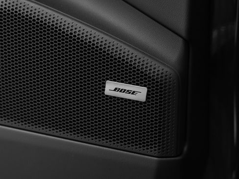 Certified 2025 Porsche Macan 4 Electric image 38