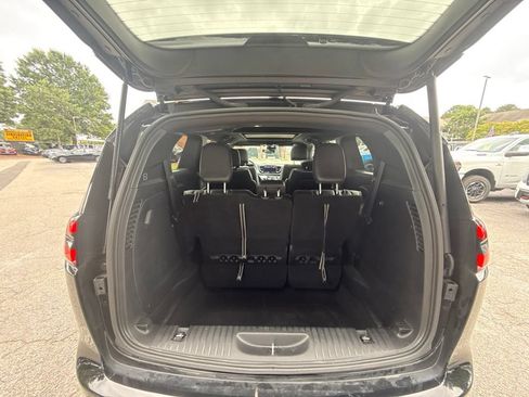 Used 2026 Chrysler Pacifica Limited FWD image 5