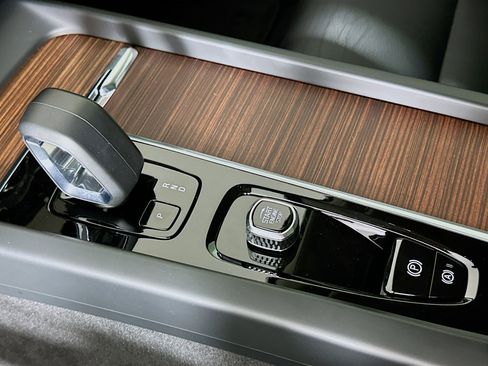 Used 2024 Volvo XC60 B5 Plus w/ Protection Package Premier image 25