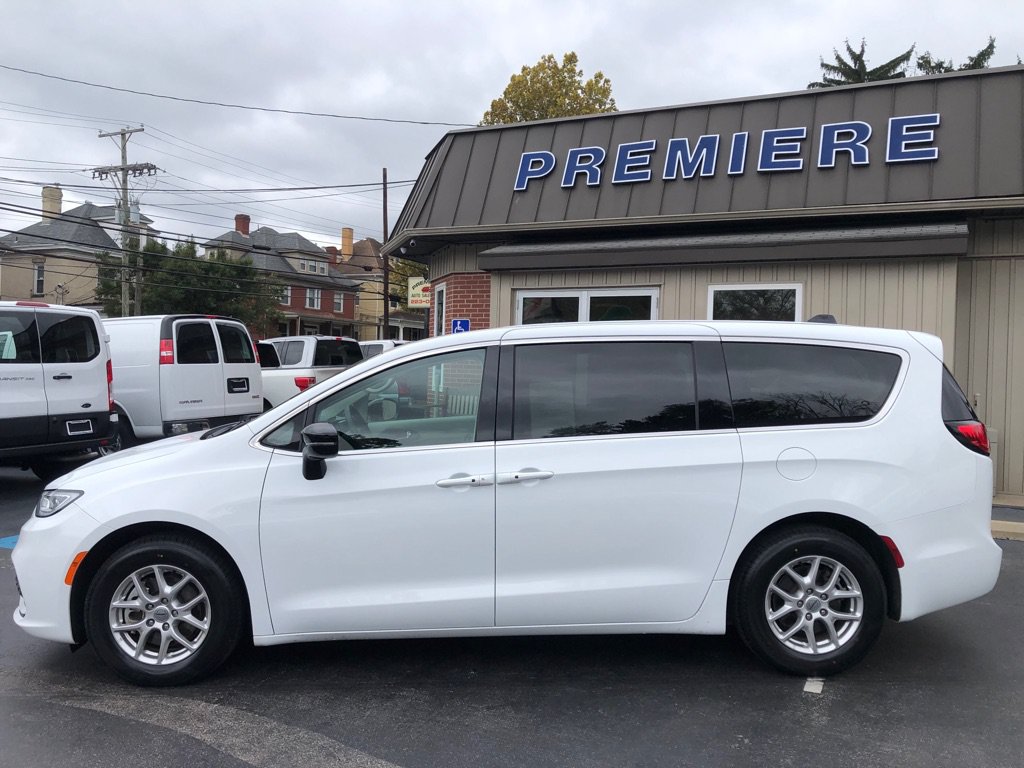 Used 2024 Chrysler Pacifica Touring-L FWD image 3