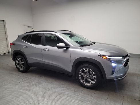 Used 2024 Chevrolet Trax LT FWD image 11