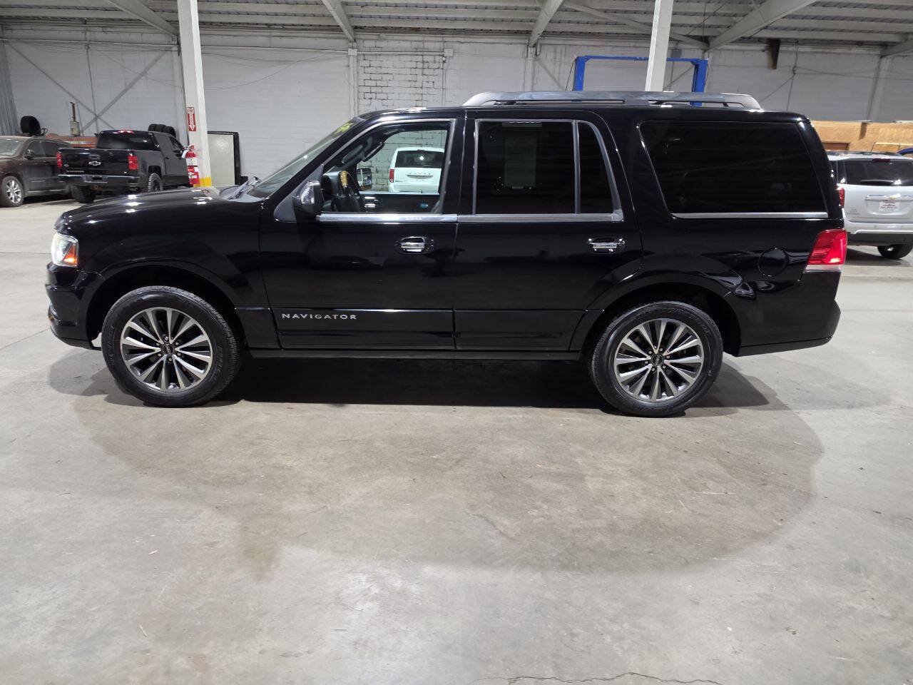 Used 2017 Lincoln Navigator Select AWD/4WD image 4
