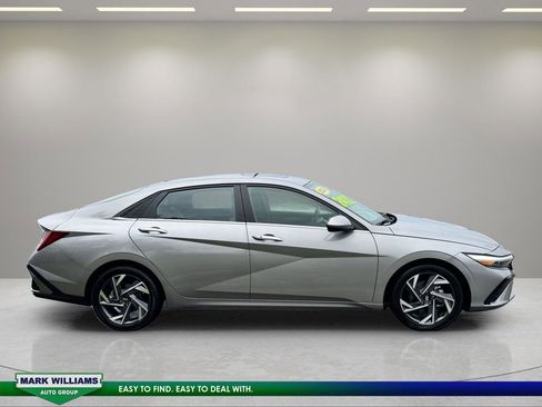 Used 2024 Hyundai Elantra SEL w/ Convenience Package FWD image 2