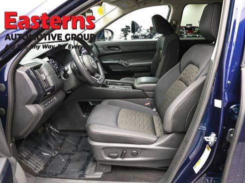 Used 2025 Nissan Pathfinder SV FWD image 14