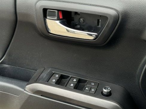 Used 2018 Toyota Tacoma TRD Sport image 25