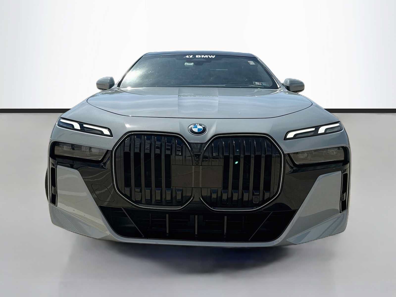 Used 2025 BMW 760i xDrive w/ Premium Package AWD/4WD image 2