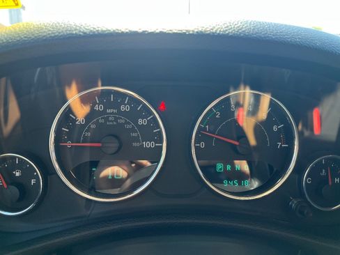 Used 2014 Jeep Wrangler Unlimited Sahara w/ Connectivity Group AWD/4WD image 19