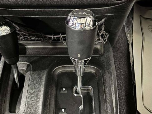 Used 2016 Jeep Wrangler Unlimited Rubicon image 31