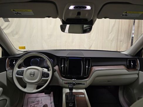 Used 2021 Volvo XC60 T5 Momentum AWD/4WD image 27