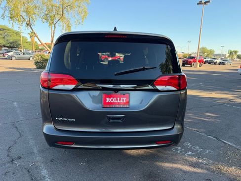 Used 2023 Chrysler Voyager LX image 7