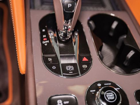 Used 2025 Bentley Bentayga image 52