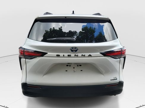 Used 2021 Toyota Sienna LE w/ LE Plus Package FWD image 5