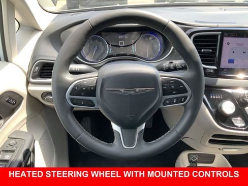 Used 2023 Chrysler Pacifica Touring-L FWD image 5