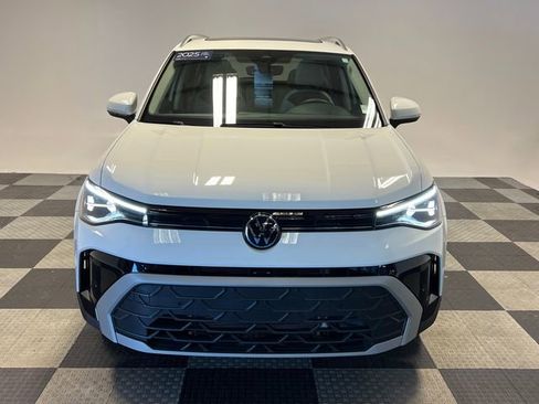 Used 2025 Volkswagen Taos SE image 2