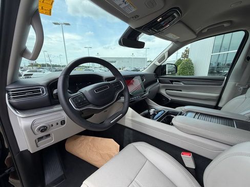 Used 2024 Jeep Wagoneer L Series II RWD image 10