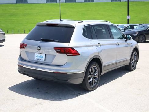 Used 2023 Volkswagen Tiguan SE w/ Panoramic Sunroof Package FWD image 6