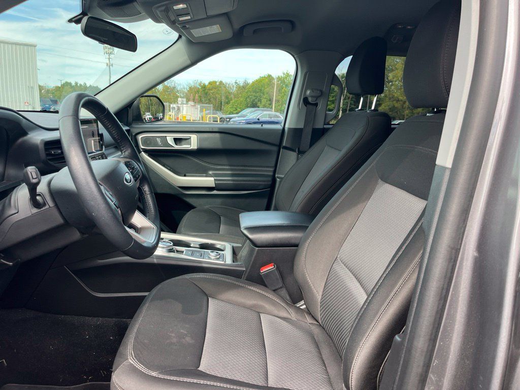 Used 2023 Ford Explorer XLT AWD/4WD image 7