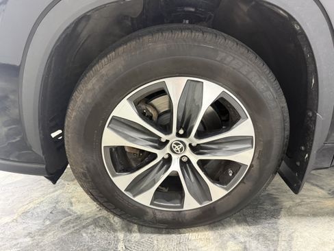 Used 2021 Toyota Highlander XLE AWD/4WD image 29