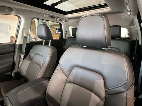 Used 2024 Nissan Pathfinder SL w/ SL Premium Package AWD/4WD image 8