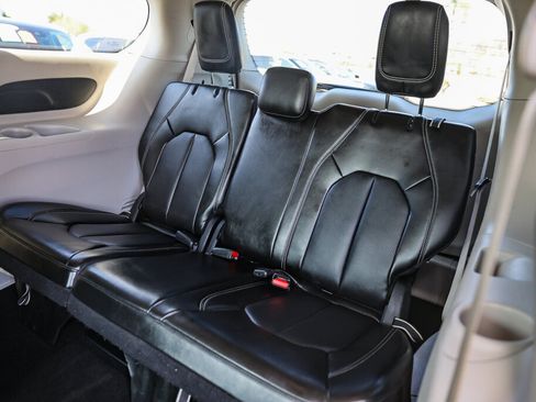 Used 2024 Chrysler Pacifica Touring-L FWD image 8