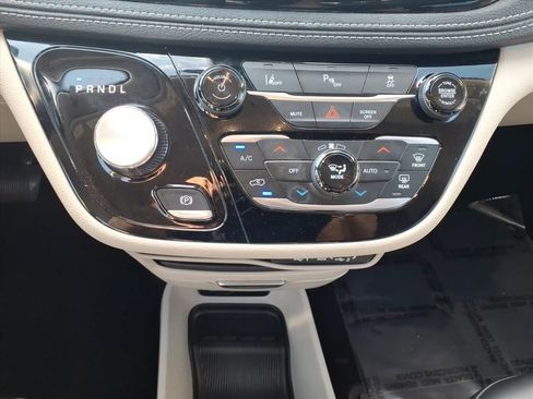 Used 2024 Chrysler Pacifica Limited FWD image 29