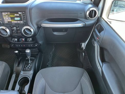 Used 2017 Jeep Wrangler Unlimited Rubicon w/ Cold Weather Group AWD/4WD image 15