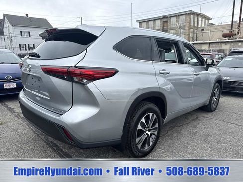 Used 2020 Toyota Highlander XLE AWD/4WD image 9