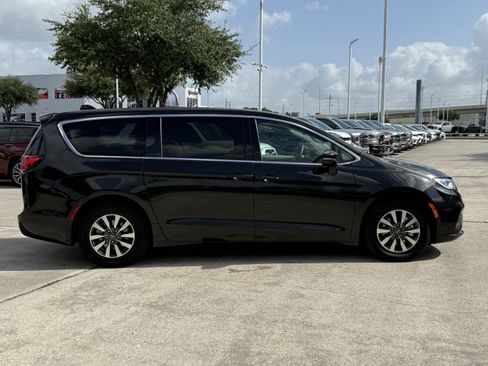 Used 2023 Chrysler Pacifica Touring-L FWD image 3
